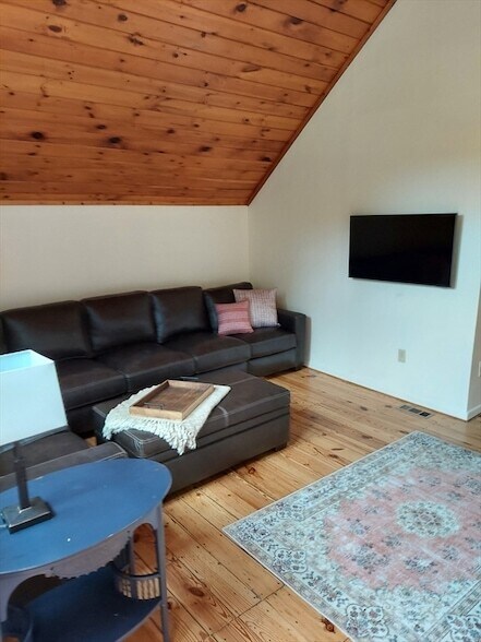 Building Photo - 131 School St