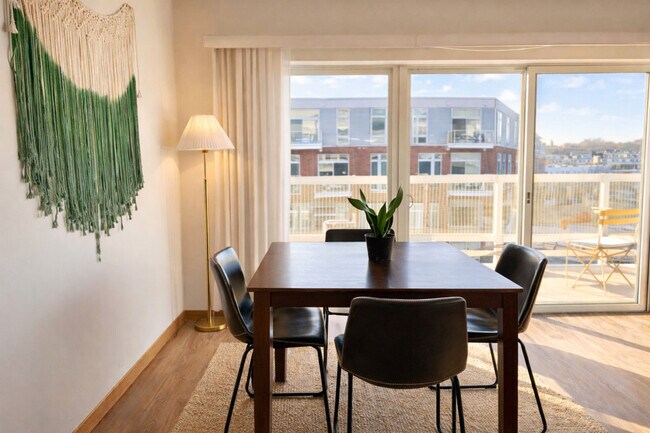 Building Photo - 1640 N Water St