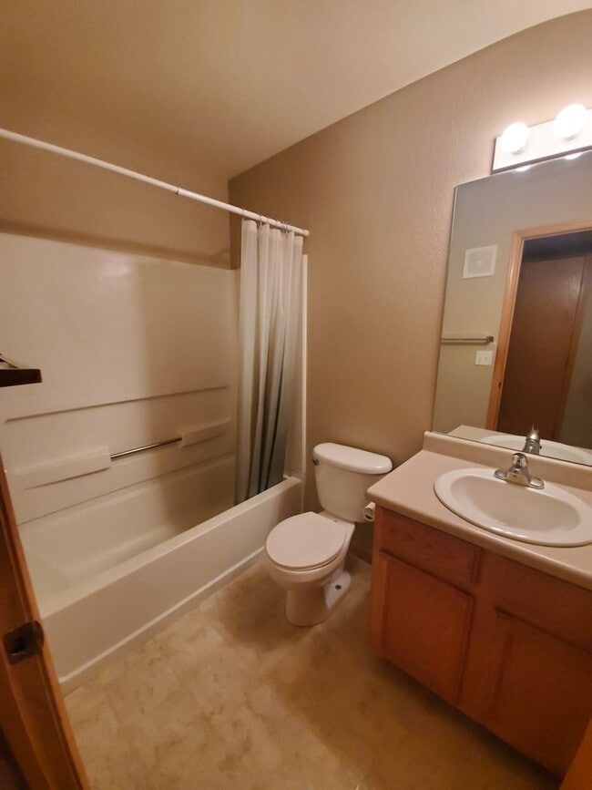 Building Photo - Cozy 2 Bed 2 Bath Condo