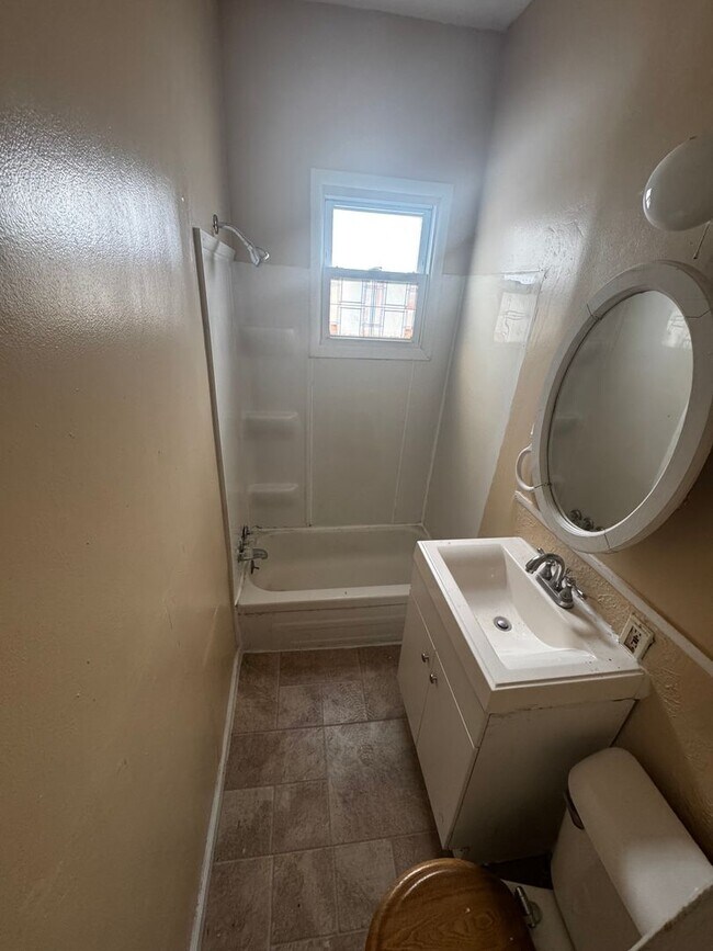 Building Photo - 3 bed/ 1.5 Bath