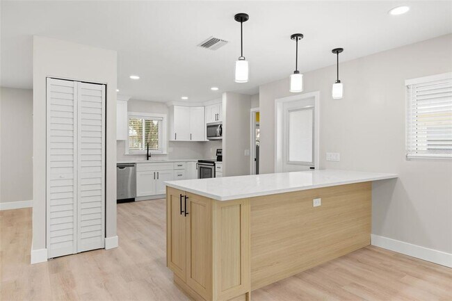 Building Photo - 1500 San Mateo Dr