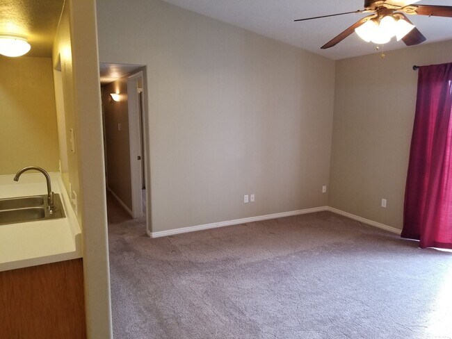 Building Photo - 3 Bed, 2 Bath in Orem - with pool access!