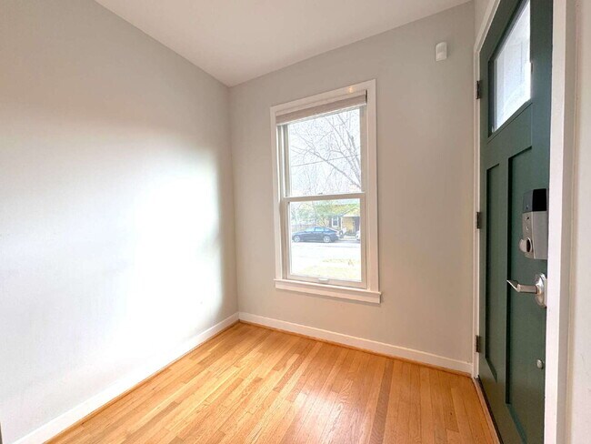 Building Photo - Premier Del Ray Townhome: Steps from The Avenue