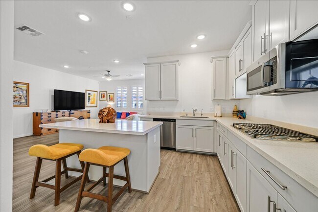 Building Photo - FULLY FURNISHED RENTAL