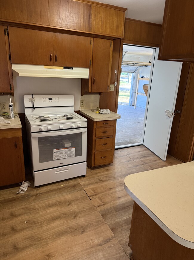 Building Photo - 915 N Spring St