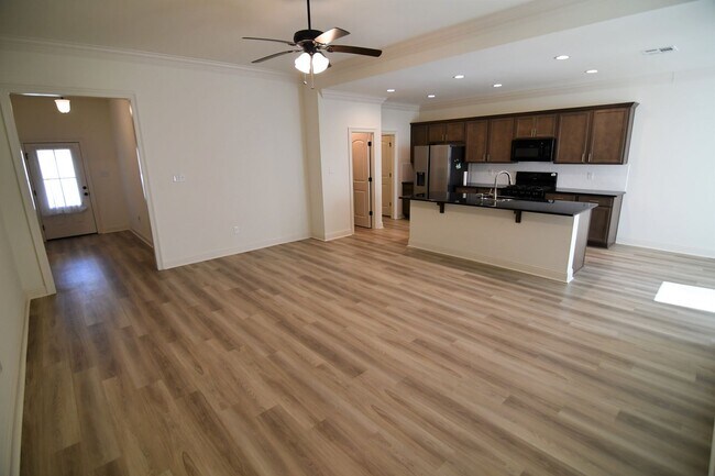 Building Photo - Trendy, 3 bedroom, 2 bath home in coveted Kenilworth Crossing Community near LSU