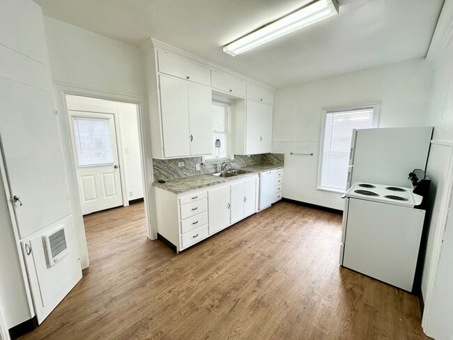 Building Photo - 610 S Pine St