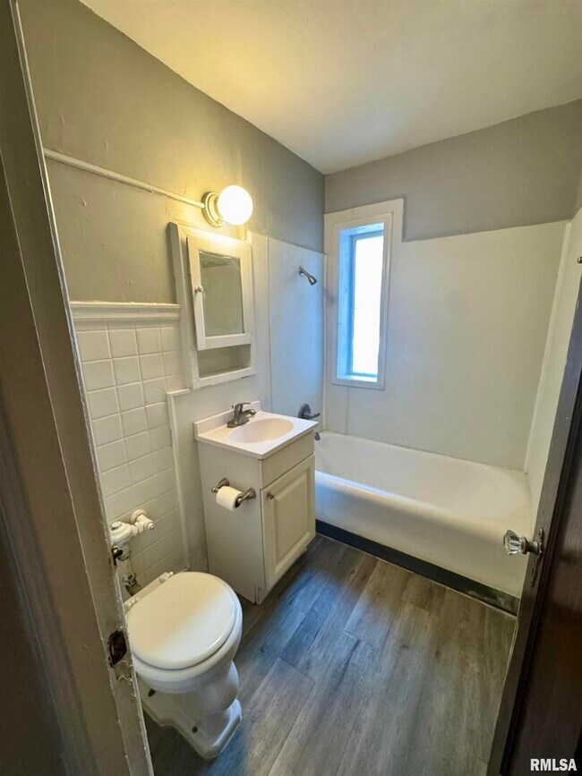 Building Photo - 2028 7th Ave