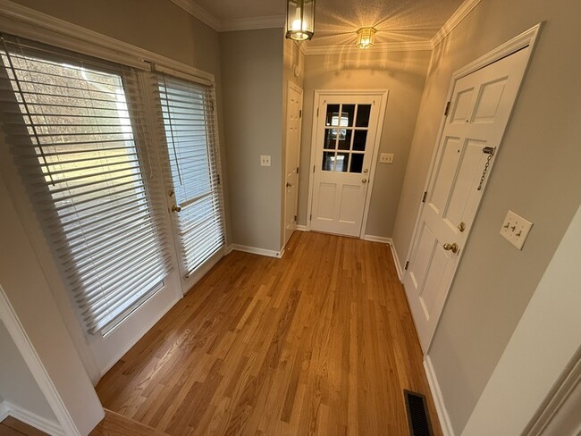 Building Photo - Beautiful Ranch style 3 Bed 2 Bath Home! Large Yard and 2 Car Garage!