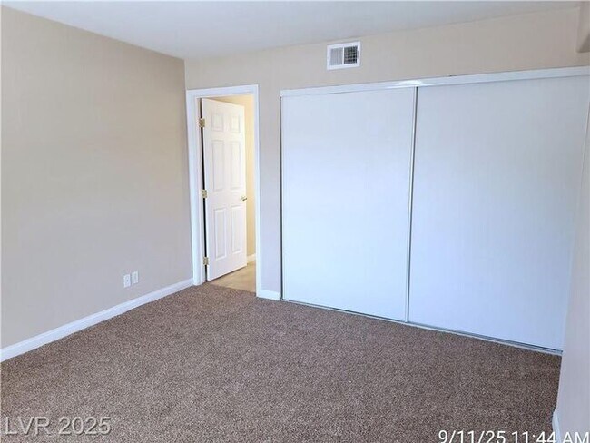 Building Photo - SE / SUNRISE MANOR 2ND FLOOR UNIT IN GATED...