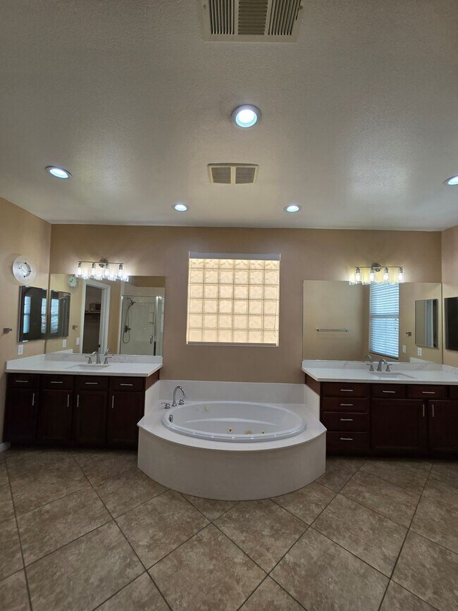 Building Photo - Summerlin Tudor Park