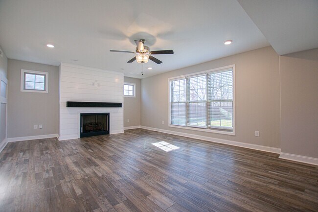 Building Photo - Pet Friendly Four Bedroom!
