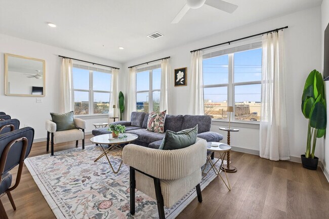 Building Photo - 1301 Leah Ave