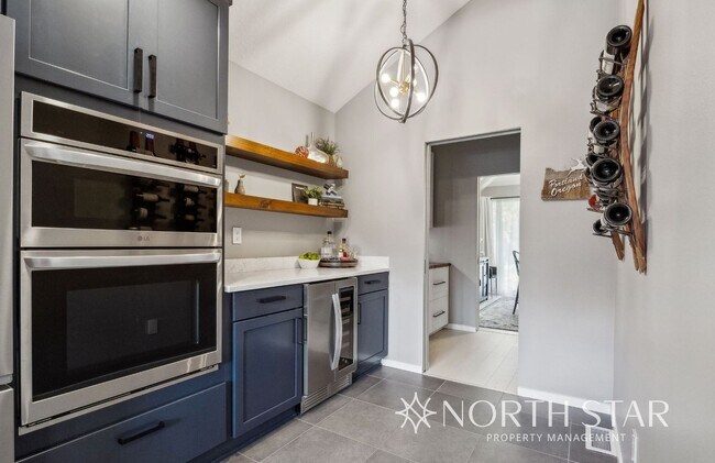 Building Photo - Beautifully Updated Contemporary Home in t...