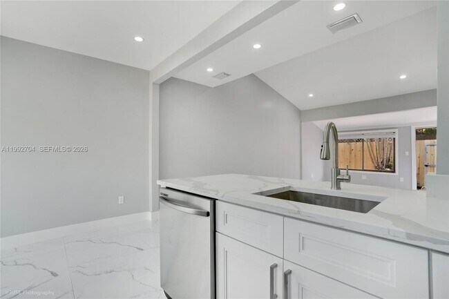 Building Photo - 907 SW 15th Terrace