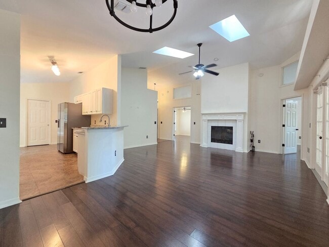 Building Photo - 1008 Royal Oaks Dr