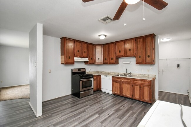 Building Photo - 707 S Franklin Ave