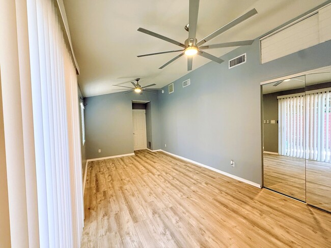 Building Photo - AVAILBLE NOW !! 2 Bedroom 2 Bathroom Apart...