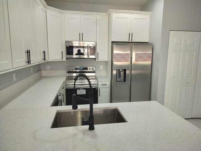 Building Photo - 826 Middleton Dr SW