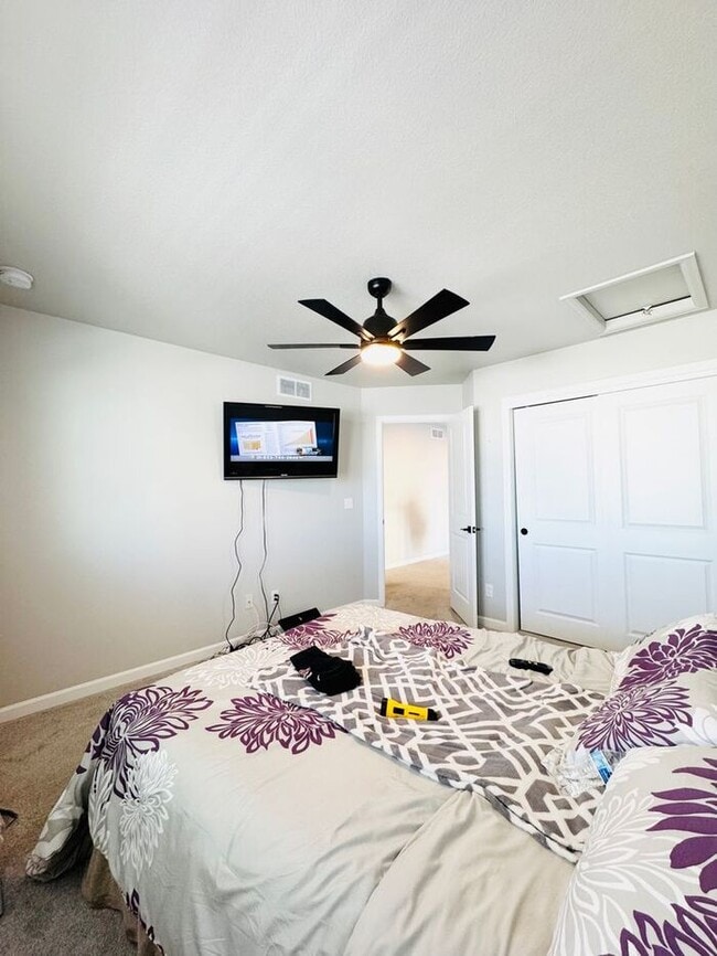 Building Photo - Beautiful 3 bedroom 3.5 bath Townhome Minutes from Downtown Johnstown