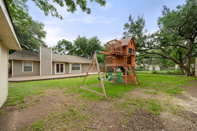 Building Photo - 9012 Texas Sun Dr