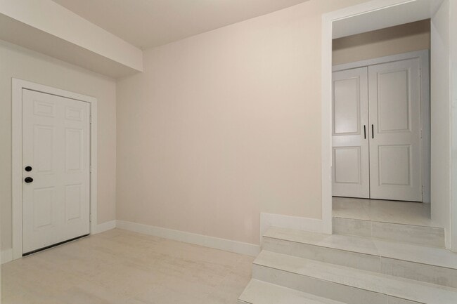 Building Photo - 918 Front St