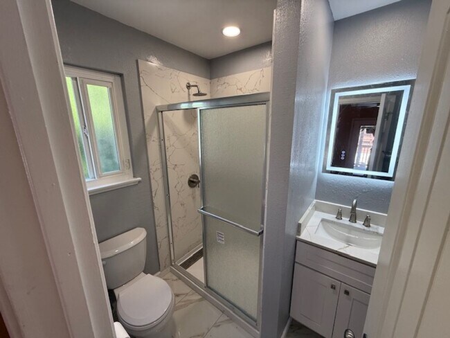 Building Photo - Spacious 3-bedroom home in Quiet El Sobran...