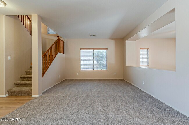 Building Photo - 519 E Rainbow Dr
