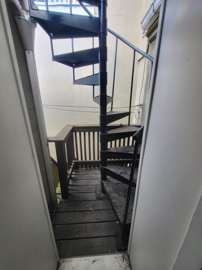 Building Photo - 2 Bedroom 2 Bath with Rooftop Deck!