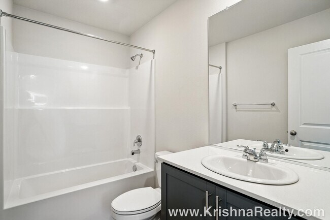 Building Photo - Modern & Spacious 3 BD* 2BA* Brand-New Sin...