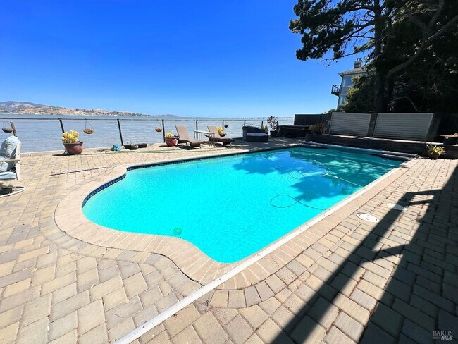 Building Photo - 5148 Paradise Dr