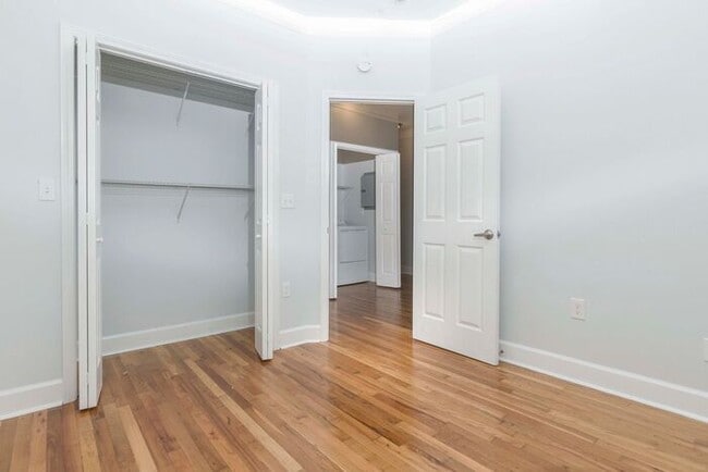 Building Photo - Newly Renovated 4 bedroom 3 bath townhome