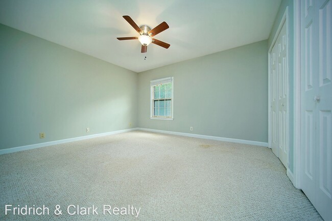 Building Photo - 2 br, 1.5 bath Apartment - 511 Hickory Villa