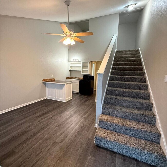 Primary Photo - $400 Off 1st Full Month!* All Utilities In...