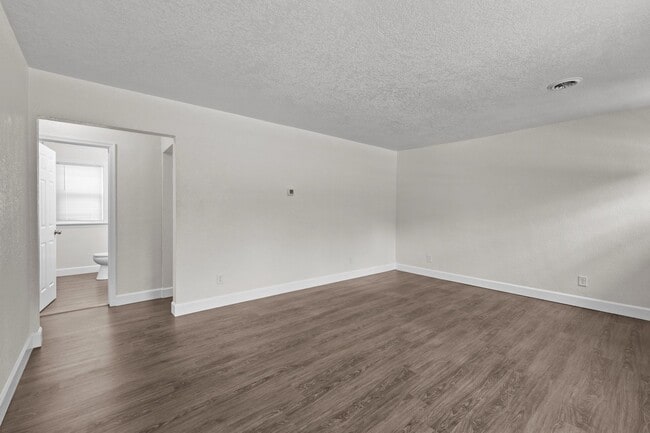 Building Photo - Cozy 2-Bedroom Duplex Apartment in Norfolk
