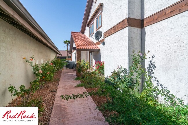 Building Photo - Spacious 5 Bedroom Home in A Quiet Communi...