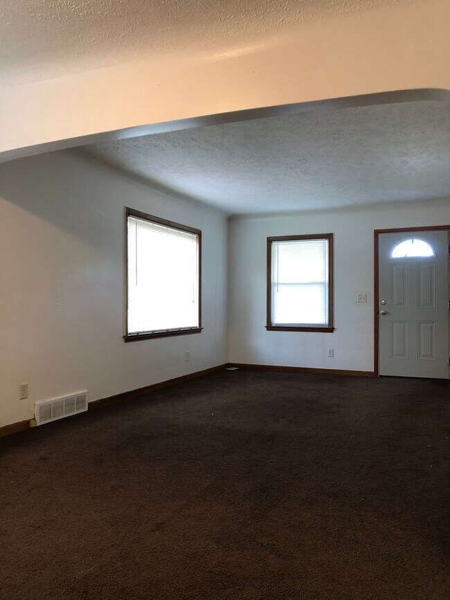 Building Photo - Spacious 2 Bed House!!