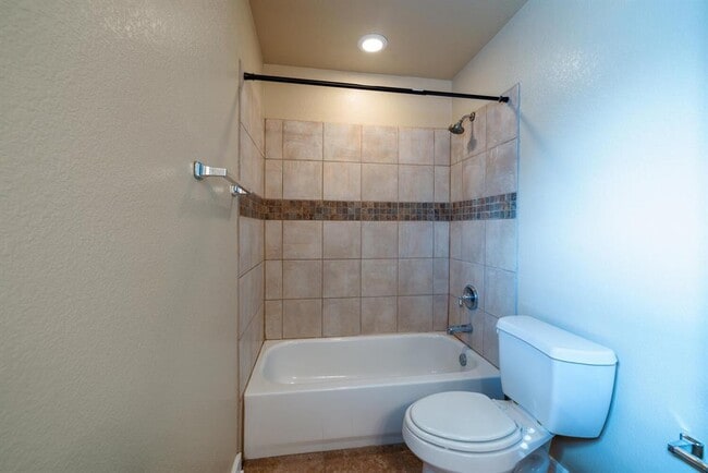 Building Photo - 2102 Laura Ct