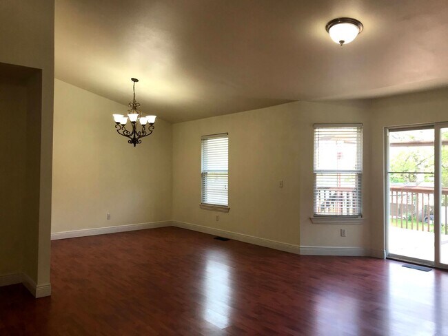 Building Photo - 3 bedroom 2 bath centrally located - fenced yard - 2 carG