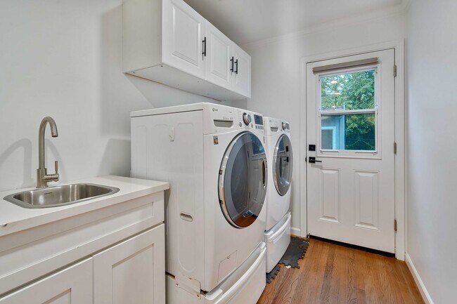 Building Photo - Charming Fully Remodeled 3-Bedroom Home wi...