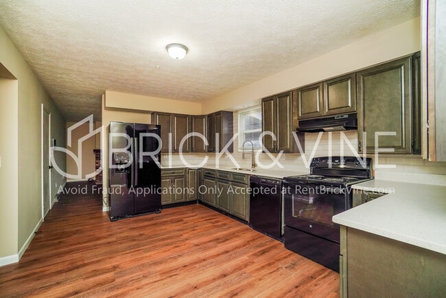 Building Photo - 463 Sherwood Downs S