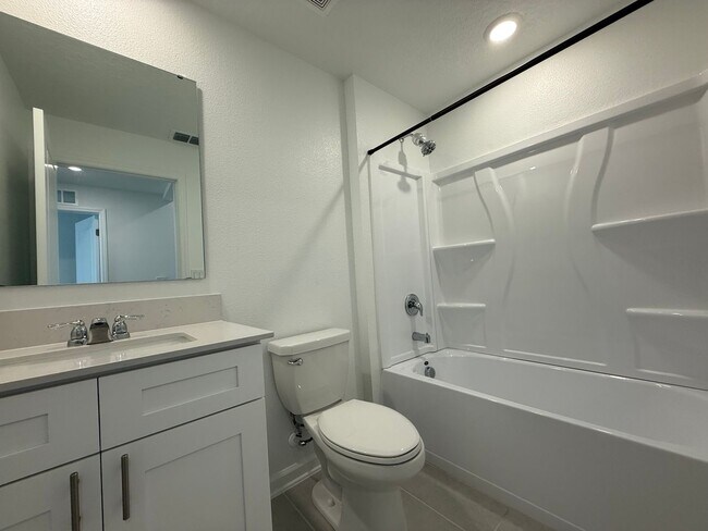 Building Photo - Beautiful 3 bedroom 2 bathroom house Lease Special!!!!