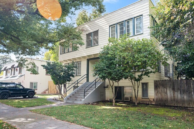 Interior Photo - 1129 Magnolia Ave
