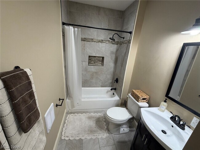 Building Photo - 3186 Euclid Heights Blvd