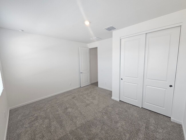 Building Photo - Beautiful new build w mountain views