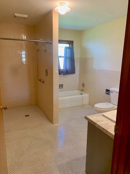 Main Bath - 2304 N Sycamore St