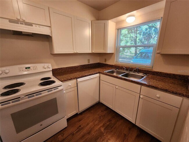 Building Photo - 208 NE 7th Pl