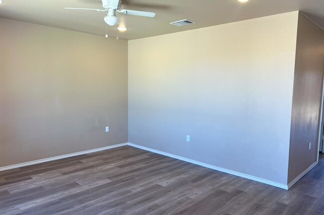 Building Photo - 1301 E 16th St