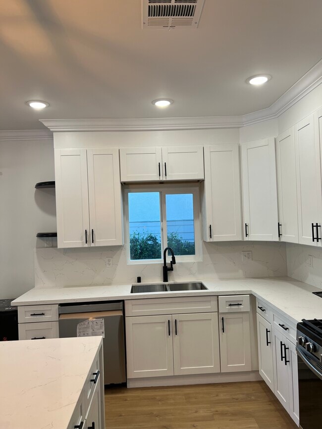 Building Photo - 951 N Oxford Ave