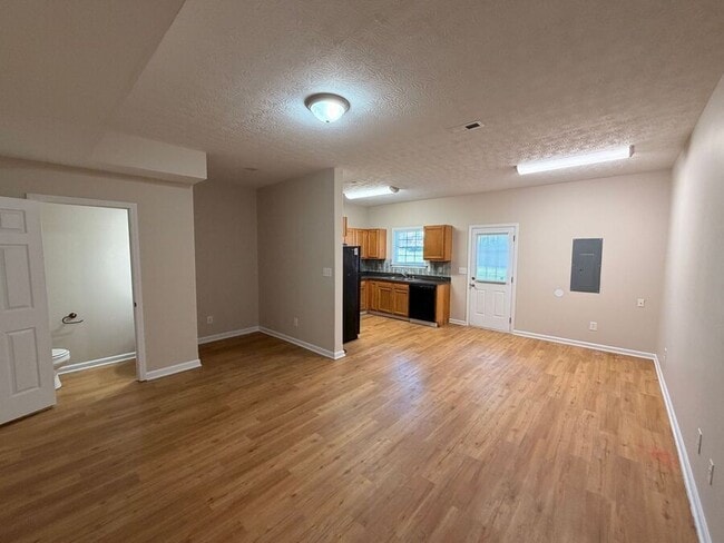 Building Photo - 223 Ridgewood Dr